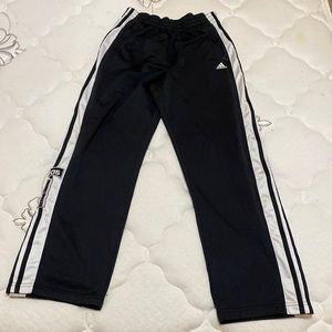 Original Adidas sports pant in Black colour with white stripe.size is medium
I